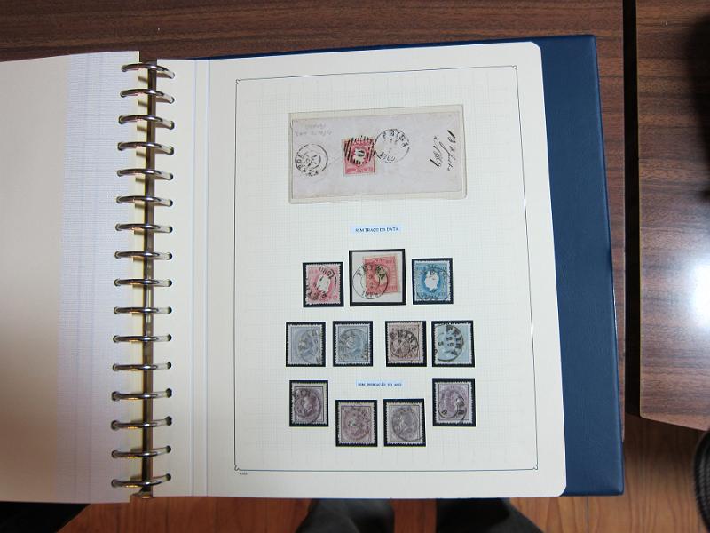 0019 (113).JPG -     Lote:    19      Marcofilia      Lotes Especiais       Descrição:         Portugal. Colecção especializada de carimbos de duplo círculo, tipo 1852, montada em 4 álbuns Lindner, com selos de diversas emissões e cartas, com estudo minucioso de cada marca. Lote a ver.         Lote       Valor Base:     &euro; 2.500,00     Valor Venda:     Retirado     